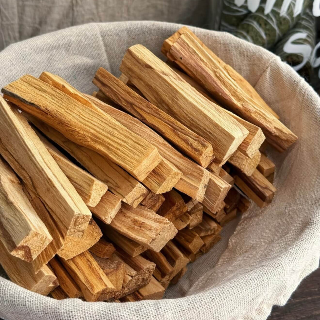 A premium CIRCLEARA Palo Santo gift box, containing hand-split sacred wood sticks and ritual accessories for space purification.