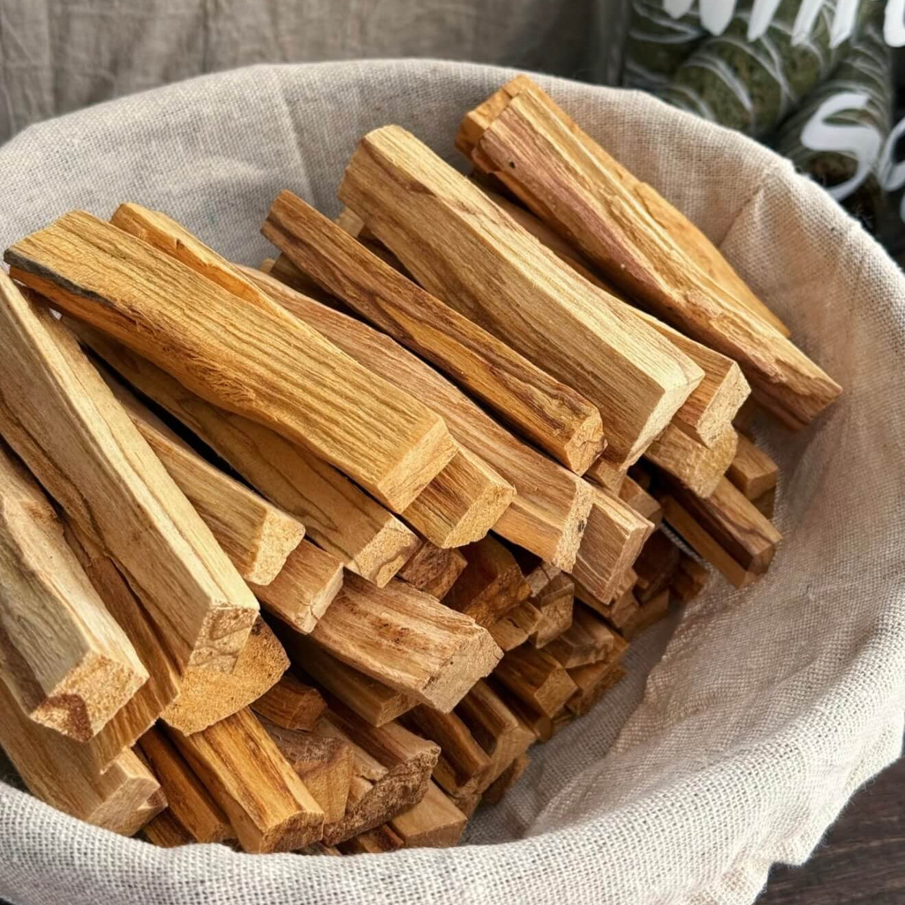 A premium CIRCLEARA Palo Santo gift box, containing hand-split sacred wood sticks and ritual accessories for space purification.
