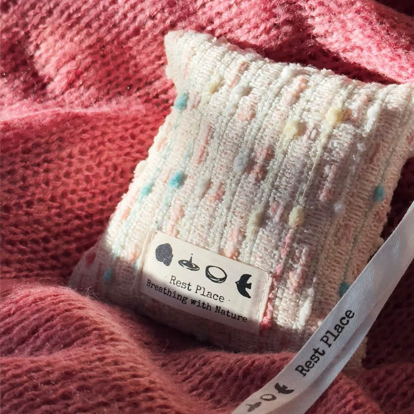 Visual display of rose petals, cinnamon sticks, and citrus peel, highlighting the natural botanical formula of the Fire Ember sachet.